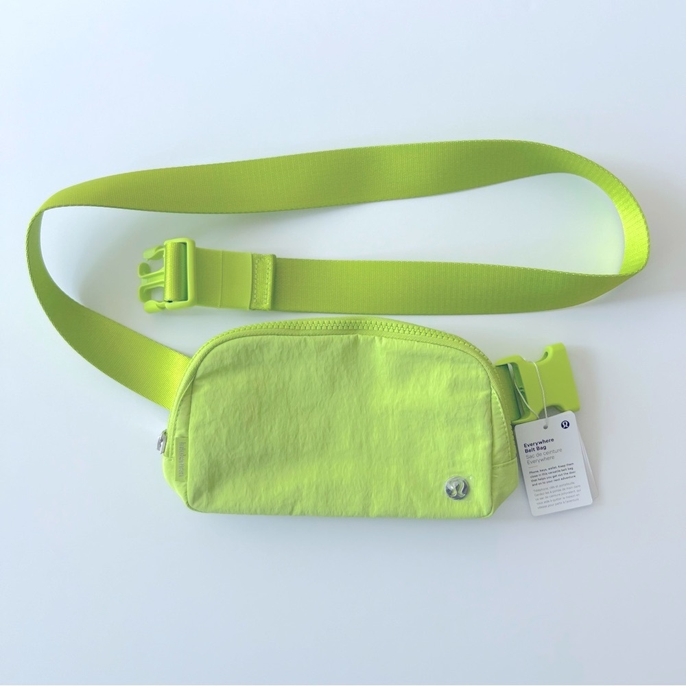 Lululemon Everywhere Belt Bag 1L
Sour Grape